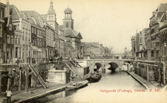 1288 Gezicht op de Oudegracht Weerdzijde te Utrecht met links de St. - Augustinuskerk en in het midden de Viebrug.